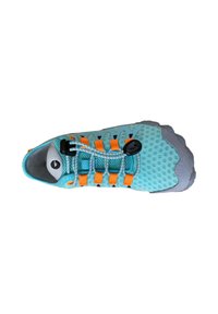 Zapatilla deportiva de color azul claro con parte superior texturizada, acentos naranjas, sistema de cordones integrado y suela de goma gris.