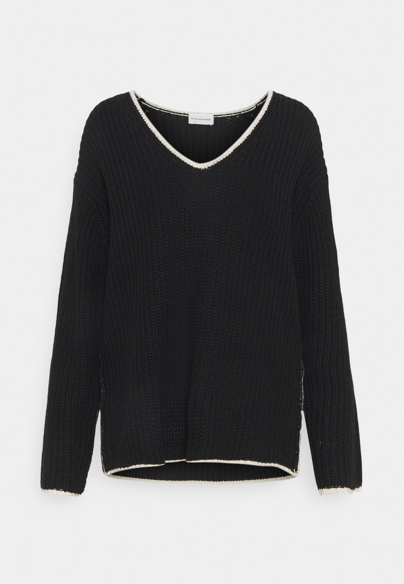 Svart stickad tröja med långa ärmar och V-ringning. Har en kontrasterande krämfärgad kant längs halsringningen och nederkanten. Löst passform.
