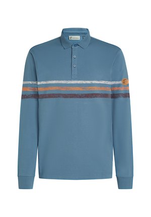 Modra polo majica z dolgimi rokavi in tremi gumbi, z belimi, oranžnimi in rjavimi vodoravnimi črtami čez prsi ter okroglo usnjeno oznako na levem rokavu.