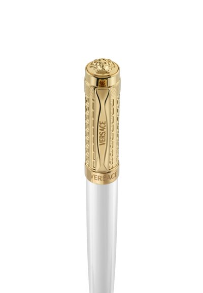 Stylo blanc de luxe avec capuchon doré orné de motifs complexes, emblème de Méduse sur le dessus, et logo Versace sur la pince et le bord.