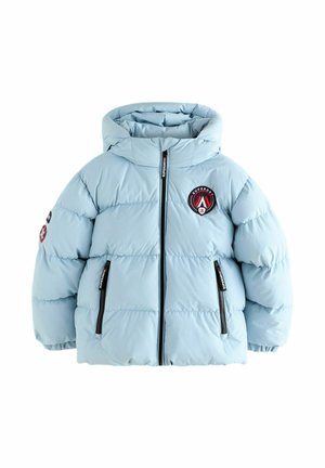 Giacca a vento azzurra chiara con cappuccio, dotata di tasche con zip e toppe con logo sul petto e sulle maniche. Texture liscia e trapuntata.