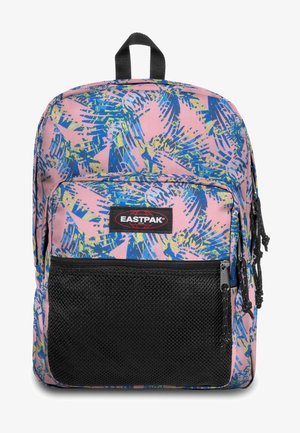 Rygsæk med pink, blå og gul abstrakt bladmotiv, sort netlomme foran og Eastpak-logo på forlommes bryst.