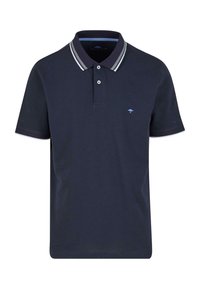 Tmavomodrá polo košeľa vyrobená z bavlny; obsahuje zapínanie na dva gombíky, kontrastný golier so šedými prúžkami a malé logo stromu na hrudi.