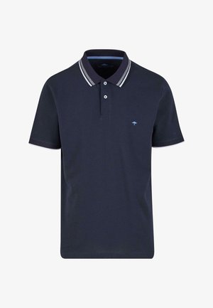 Kombinēta jūras zila polo krekls, kas izgatavots no kokvilnas; tam ir divu pogu atvērums, kontrastējoša apkakle ar pelēkām svītrām un neliels koka logotips uz krūšu.