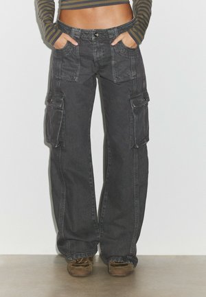 Stradivarius, LOW-RISE CARGO TROUSERS - Pantalon cargo - dark grey
