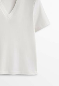 T-shirt blanc en coton à manches courtes avec col en V, design uni, présenté à plat sur fond blanc.