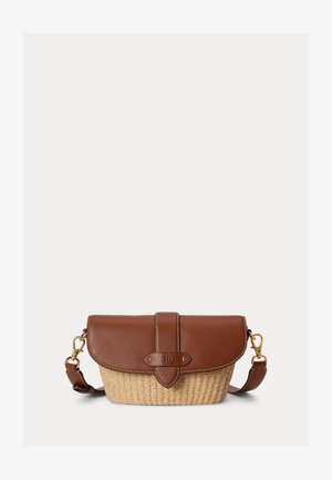 Bruine leren en geweven stro crossbody tas met klep, riem en hardware in goudkleur.