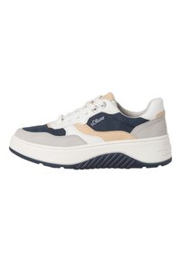 Sneaker S.Oliver caratterizzata da una combinazione di materiali blu navy, beige e grigio. Punta arrotondata, design con lacci e una suola spessa bianca con texture rigata.