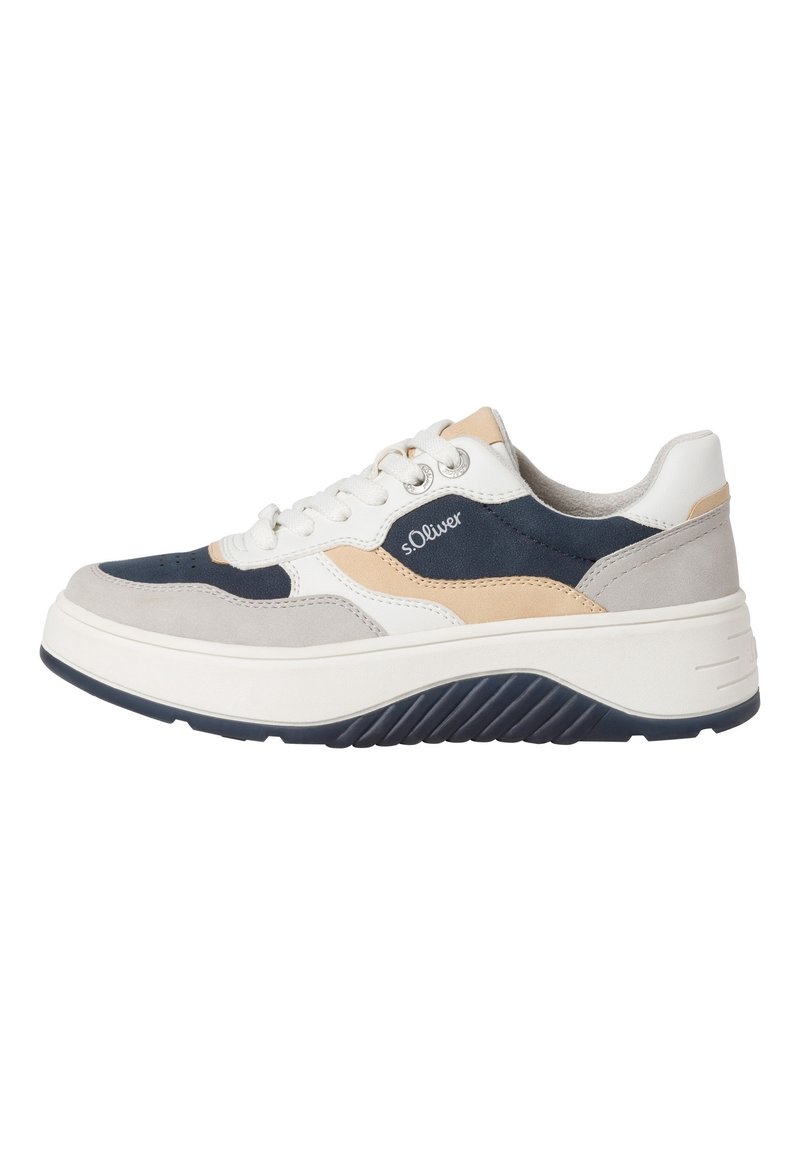 Sneaker S.Oliver caratterizzata da una combinazione di materiali blu navy, beige e grigio. Punta arrotondata, design con lacci e una suola spessa bianca con texture rigata.