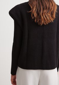 NA-KD Sweter