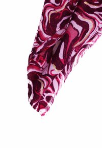 Sciarpa leggera con un motivo a vortice in tonalità di rosa, rosso e accenti dorati, con bordi sfrangiati per texture.
