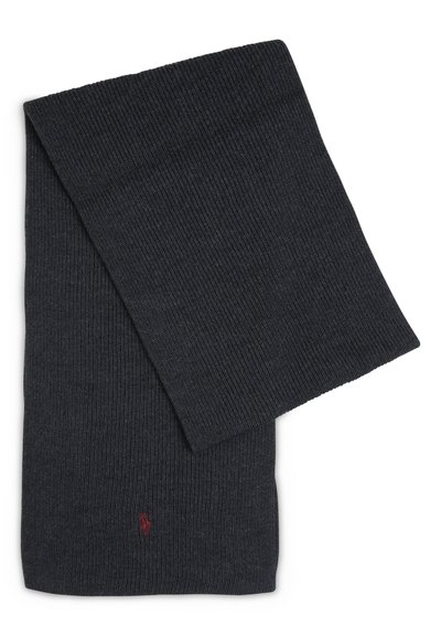 Sciarpa lavorata a maglia grigio scuro con una texture a coste e un accento logo rosso. Tessuto morbido, forma rettangolare, senza fissaggi o motivi visibili.