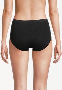 Mutande di cotone nere con taglio alto, texture liscia e senza cuciture visibili ai bordi, progettate per comfort e vestibilità.