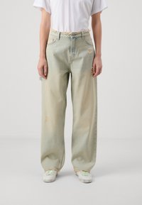 Ljusblå vida jeans med slitna detaljer, fransad midja och synlig söm. Tillverkade av bomull med en bleknad gradienteffekt.