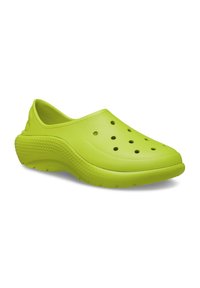 Helle grüne Clogs aus leichtem Material, mit Belüftungslöchern, abgerundetem Zehenbereich und einer strukturierten, konturierten Sohle für zusätzlichen Komfort.