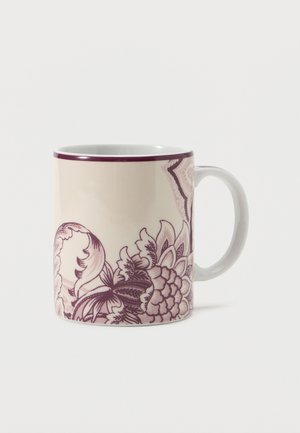 Tasse en céramique avec une base blanche et des motifs floraux et cachemire violets, dotée d'une anse arrondie et d'un bord violet.