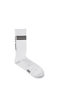 Witte katoenen sokken met zwarte strepen, geribbelde textuur en bedrukte tekst "1990" en logo aan de zijkant. Klassiek atletisch ontwerp.