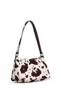 Geantă hobo cu model de piele de vacă, cu pete maro și albe. Dispune de o curea din piele maro și accesorii argintii. Finisaj moale și texturat.