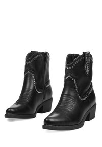 Botines de cuero negro con detalles de tachuelas, cremalleras laterales, tacones bajos apilados y patrones bordados en la zona delantera.