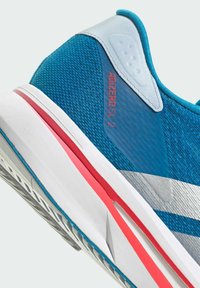 Sinine võrgust jooksujalats hõbedaste detailidega, roosa vaheced, tekstuuriga pealispind ja eristuv "ADIZERO SL 2" bränding külje peal.