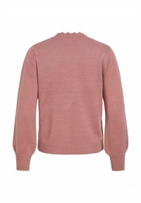 Pull en maille rose poudré avec de longues manches bouffantes, des poignets et un ourlet côtelés, et un col festonné, vu de dos.