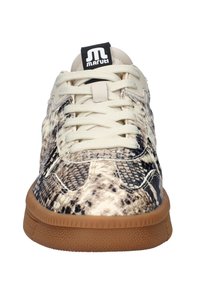 Sneakers met slangenprint en een beige-zwart getextureerd bovenwerk, voorzien van witte veters en een bruine rubberen zool. Logolabel op de tong.