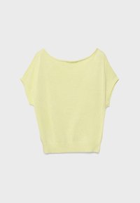 Maglietta a maniche corte di colore giallo chiaro, in maglia, con scollo ampio e orlo a coste, mostrata distesa su uno sfondo grigio chiaro.