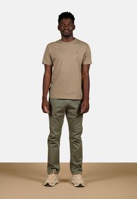 Trendsplant ESSENTIAL  - Jednoduché tričko - tobacco