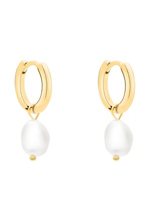 Goldene Creolen mit einer glatten, glänzenden Oberfläche und einem weißen, unregelmäßig geformten Perlenanhänger. Einfaches, elegantes Design mit klassischem Flair.