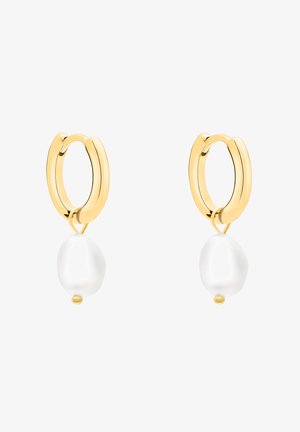 Goldene Creolen mit einer glatten, glänzenden Oberfläche und einem weißen, unregelmäßig geformten Perlenanhänger. Einfaches, elegantes Design mit klassischem Flair.