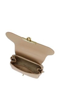 Sac à main en cuir beige avec un fermoir doré, forme structurée et texture lisse. L'intérieur comprend une doublure à motif et un compartiment central.