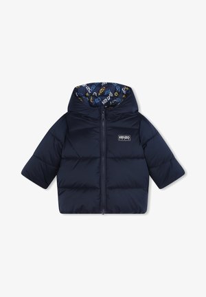 Doudoune bleue marine avec fermeture éclair à l'avant, manches courtes et capuche doublée arborant un motif de logo bleu et jaune à l'intérieur.