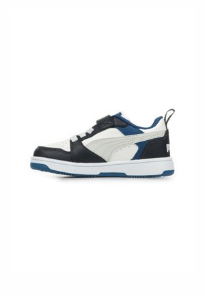 Zwarte, witte en blauwe sneaker met een gladde leren en textiel bovenkant, rubberen zool, klittenbandsluiting en geperforeerde teendetail.