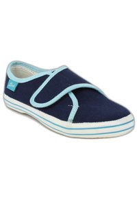 Marineblaue Leinenschuhe mit einem Kreuzgurtdesign, hellblauen Akzenten, weißer Gummisohle und gestreiften Details entlang des Randes.