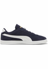 Tengerészkék velúr sneaker fehér bőr részletekkel, lapos fehér gumitalppal, kerek orral és fűzős kialakítással. Arany logó részlet a nyelvén.
