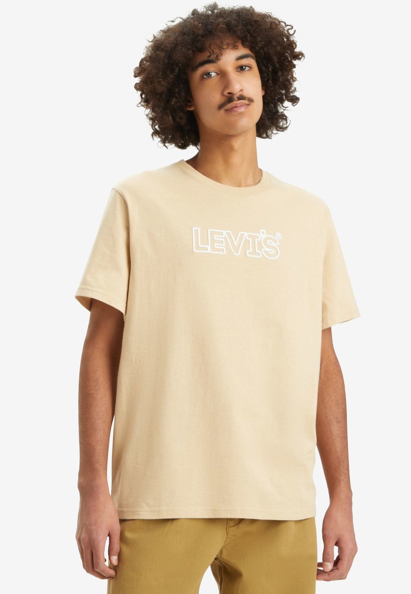 Beezist puuvillane T-särk lühikeste varrukatega, mille rinnal on valge "LEVI'S" logo. Lihtne disain, ümmargune kaelus, standardne lõige.
