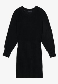 Schwarzes Strickkleid mit V-Ausschnitt, gerippter Textur, langen Ärmeln und einem taillierten Oberteil, das in einen ausgestellten Rock übergeht.