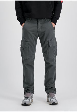 Grijze cargobroek met meerdere zakken, recht model en een soepele katoenmix. Gekozen in combinatie met grijze en witte sneakers.