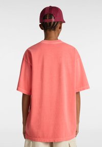 Koralle Baumwoll-T-Shirt mit kurzen Ärmeln, Rundhalsausschnitt und lockerer Passform. Die Rückansicht zeigt eine glatte Textur und ein einfaches Design. Verstellbare bordeauxrote Kappe.