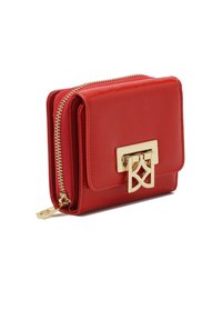 Portofel roșu din piele, cu închidere cu fermoar, având un logo de culoare aurie și un finisaj neted. Design compact, rectangular, cu colțuri rotunjite.