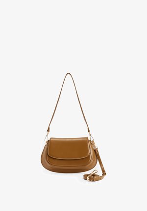 Borsa a mano in pelle marrone con una silhouette curvata, caratterizzata da una chiusura a pattina, tracolla regolabile e dettagli di cucitura discreti.