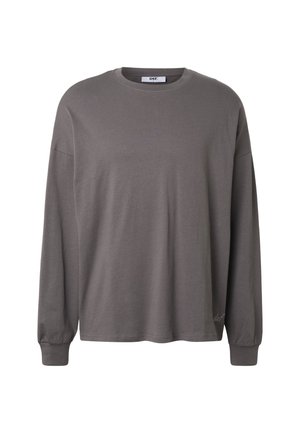 Sivá mikina s dlhými rukávmi a okrúhlym výstrihom, s rebrovanými manžetami a jemným logom pri spodnom leme.