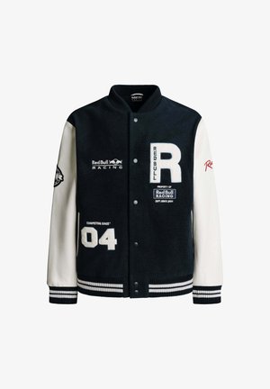 Granatowa i biała kurtka varsity wykonana z wełny i skóry, z wyhaftowanymi logo, ściągaczami u rękawów i paskiem na dole. Wyświetlony numer "04".