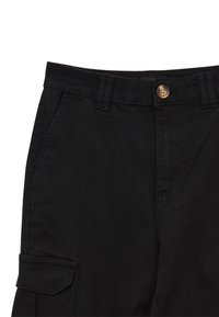 Schwarze Cargo-Hosen mit Knopfverschluss, aus einem Baumwoll-Mischgewebe, mit Seitentaschen und strukturiertem Finish. Verfügt über einen genähten Bund.