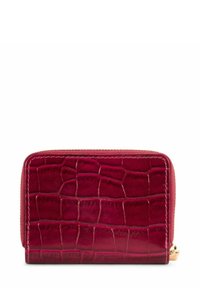 Czerwony portfel z tłoczonego na krokodyla materiału, o gładkiej fakturze, z zamknięciem na zamek i złotymi akcentami. Charakteryzuje się prostokątnym kształtem i szczegółowym wzorem.