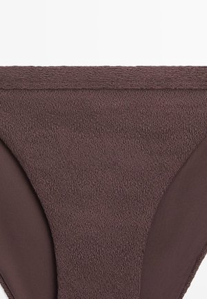 Brun bikiniunderdel med tekstureret stof og glatte sidelpaneler, vist fladt mod en hvid baggrund.