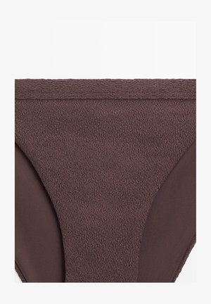 Brun bikiniunderdel med tekstureret stof og glatte sidelpaneler, vist fladt mod en hvid baggrund.