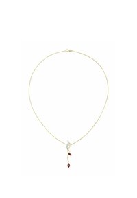 Collar de oro con una cadena delgada, que presenta un diseño de colgante retorcido con dos acentos de piedras preciosas rojas y un pequeño detalle plateado.