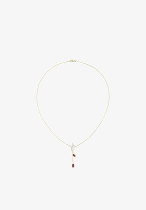 Collana d'oro con catena sottile, caratterizzata da un ciondolo intrecciato con due accenti di gemme rosse e un piccolo dettaglio in argento.