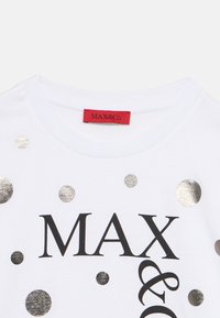 Λευκό βαμβακερό μπλουζάκι με στρογγυλή λαιμόκοψη, που φέρει μαύρο κείμενο «MAX & Co.» και μεταλλικές χρυσές και ασημένιες πουά τελείες. Ετικέτα κόκκινου χρώματος στο εσωτερικό.